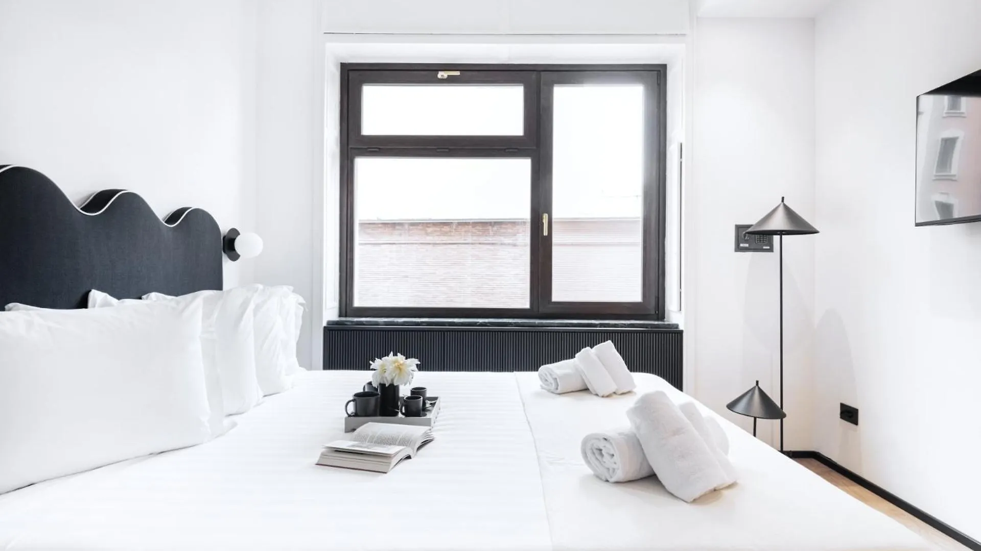 Easylife-Raffinato Appartamento A Passi Dal Duomo Milan 0*,  Italy