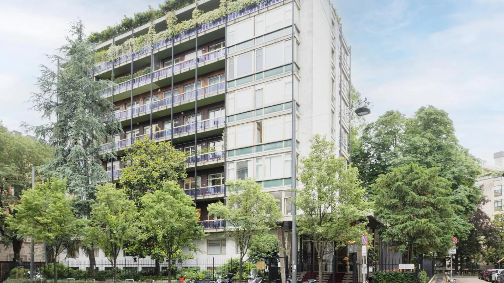Easylife-Raffinato Appartamento A Passi Dal Duomo Milan 0*,  Italy